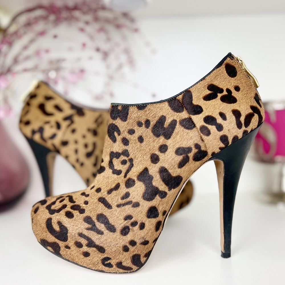Vince Camuto Women's Jerrell Ankle Boot Bootie Leopard Print Faux Fur Size 7 - Picture 1 of 12